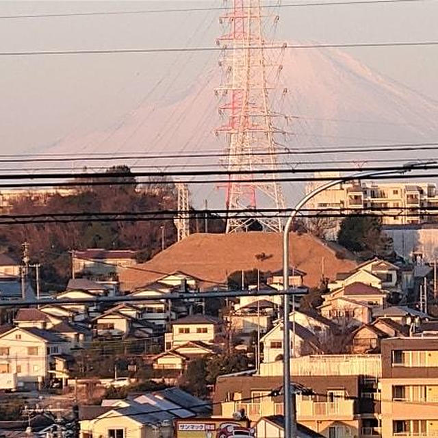 鉄塔が邪魔な富士山