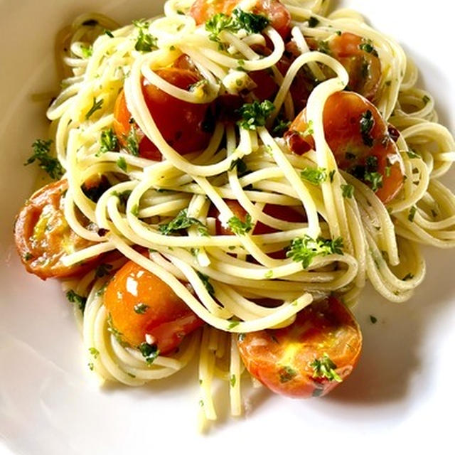 Spaghetti aglio, olio e peperoncino プチトマト入りペペロンチーノ・スパゲティとZOOMで打ち合わせ