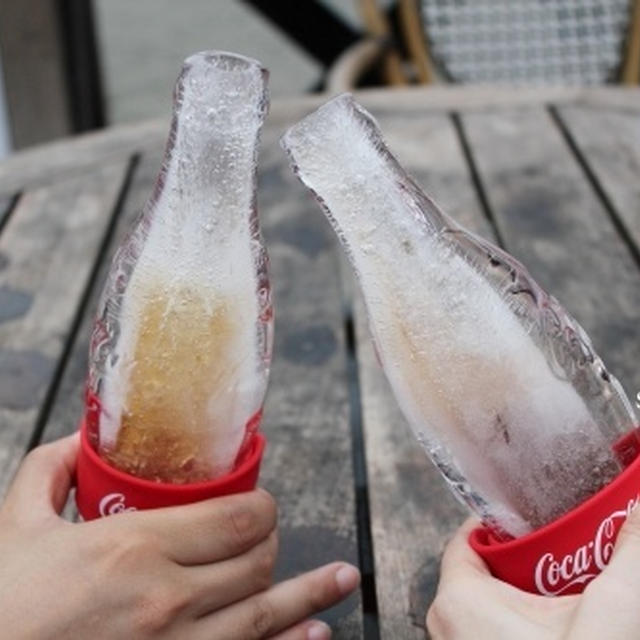 コカ・コーラボトルが氷製！　夢のような氷のコンツアーボトル体験をした　/鎌倉由比ガ浜海岸