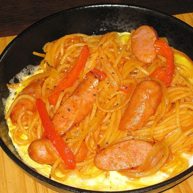 これぞ鉄板のナポリタン
