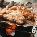 鶏胸肉の朴葉味噌焼き：卓上焼きコンロでじっくり焼く