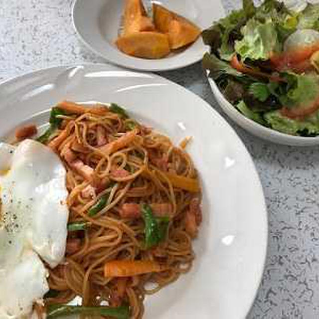 ナポリタンとサラダ