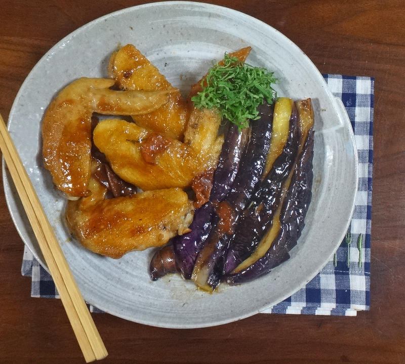 【夏バテ予防レシピ】こってり鶏手羽先とトロトロ茄子のやみつき甘辛梅煮