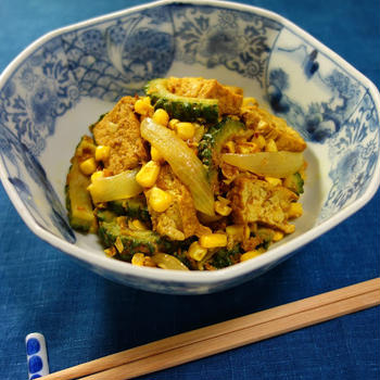 Cook easily with microwave oven～！   Seasoning bitter gourd, thick deep-fried   bean curd and corn with   Japanese liquid type noodle soup base,   carry powder and shavings of dried bonito