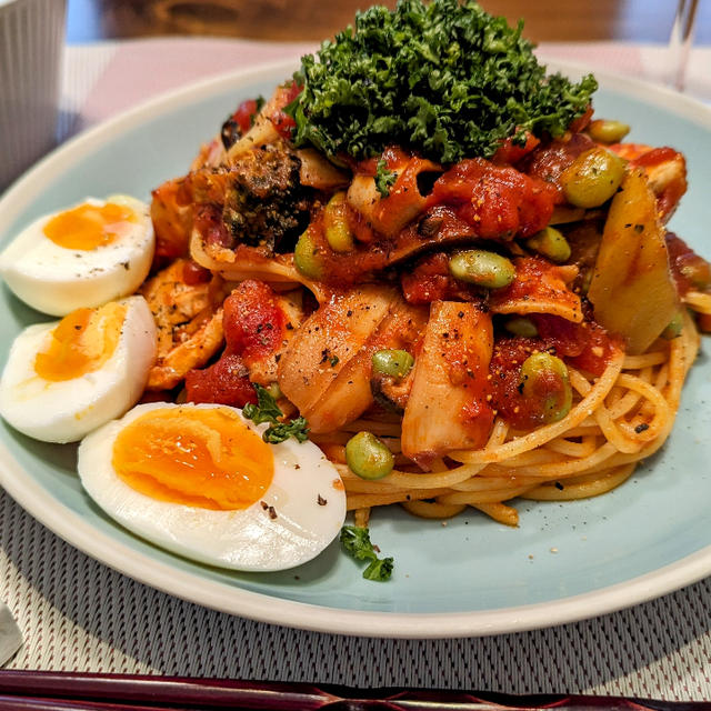 メカジキのトマトソースパスタとアボガド爆弾納豆
