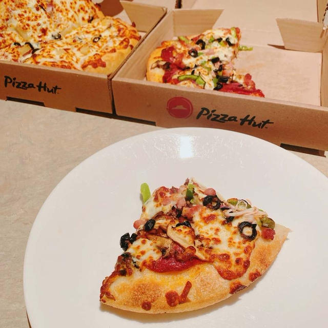 Pizza HutのHawaiianとCanadian Pizza