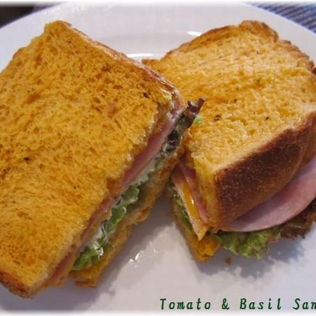 ホームベーカリーを使って☆トマトバジルパンのサンドイッチ