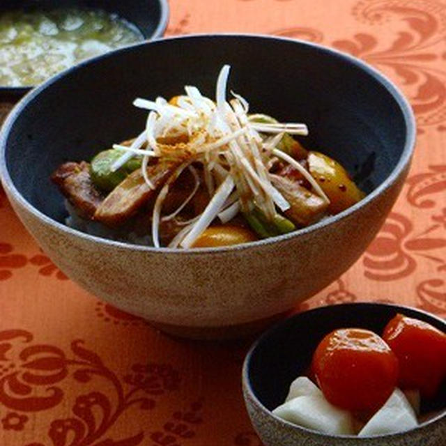 どんぶり同好会「豚肉と鹿児島産そら豆のバルサミコ丼」
