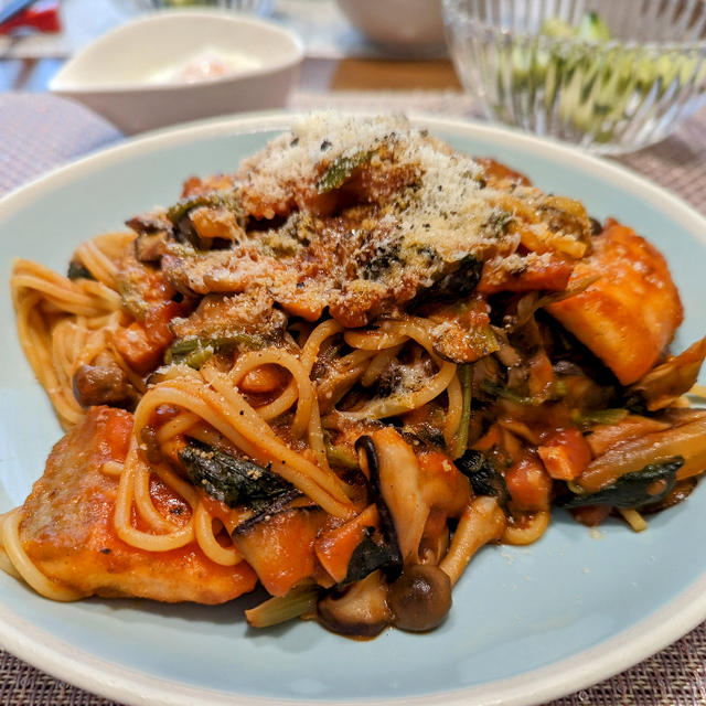 鮭と厚切りベーコンのトマトソースパスタ