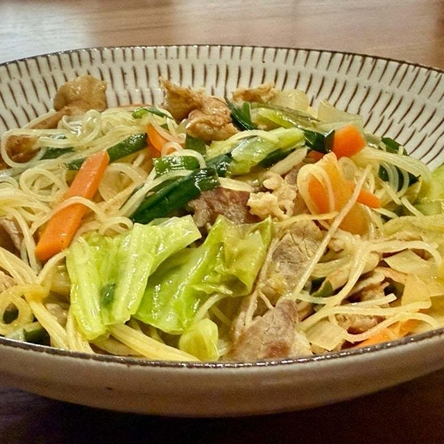 焼きビーフンカレー味…  控えめなカレー味でした！