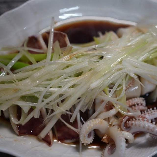 丸ごと茹でイカ醤油ソースがけ、熱々油をかけたネギ