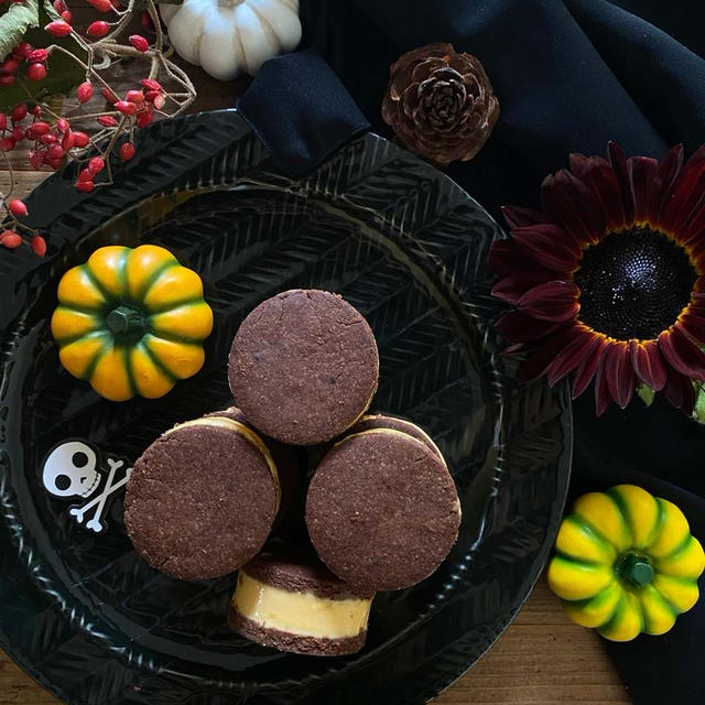 ハロウィンはアイスのクッキーサンドで！
