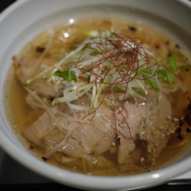 「天雷軒」の琥珀醤油ラーメンと生春巻き