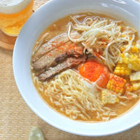ビールに合う〜超簡単おつまみガーリックもやしをのっけた味噌ラーメン。