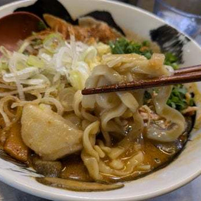 東京・国分寺の｢麺創研 紅｣で極太ラーメン