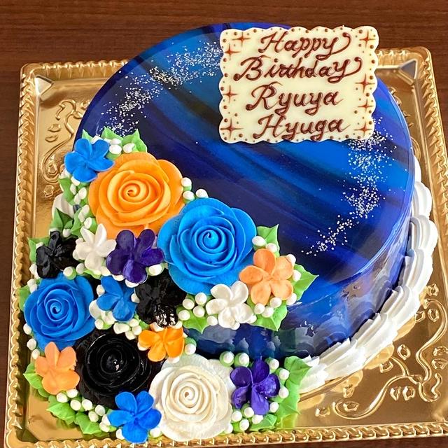 深いラピスラズリ色のグラデーションで、推しのお誕生日ケーキ。