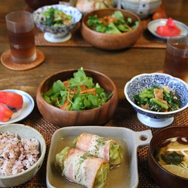 ベーコンロールキャベツ と 小松菜と油揚げのごまあえ。