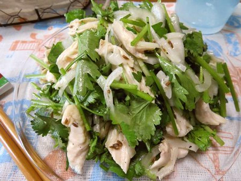 白だしとクミンで決まる♪　パクチーとささみと新玉ねぎのサラダ