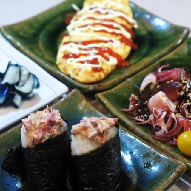 ■朝ご飯【おにぎり・葱卵焼き・ヤリイカと ワカメのみそダレかけ・漬物など。】