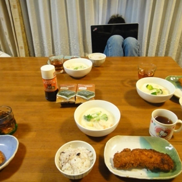 ２月１０日の夕飯　***　クリームシチュー　と　サーモンフライ　***