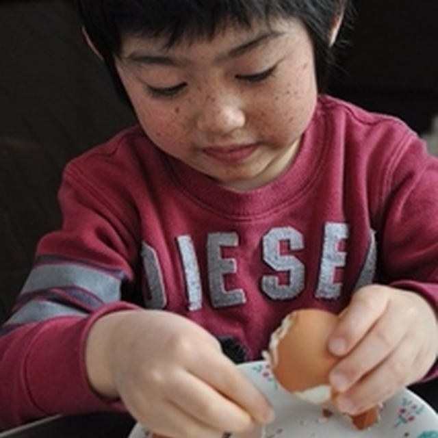 かんぴょう煮＾＾　と　茹で卵をむきむき息子