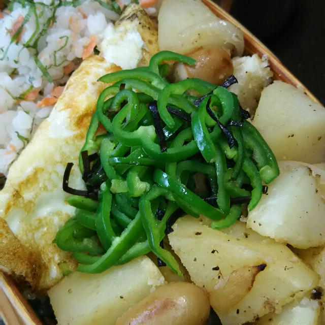 鮭の混ぜご飯とジャーマンポテト弁当