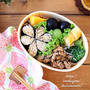 花びら海苔巻きと、豚こまのピリ辛レンジ蒸し弁当【本日のお弁当】
