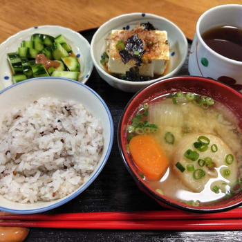 味噌汁と冷や奴と梅きゅうり