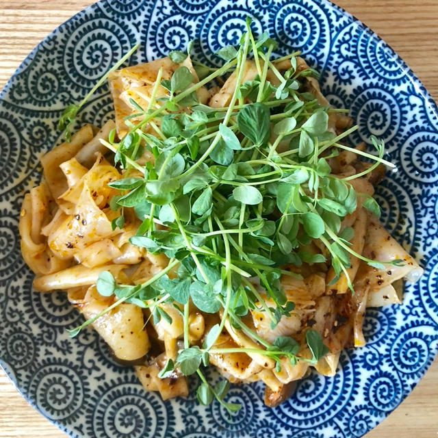 アレンジビャンビャン麺　幅広麺を使ってキノコと豆苗のビャンビャン麺