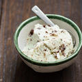 アイスクリームメーカーなしで自宅で作るチョコミントアイスのレシピ