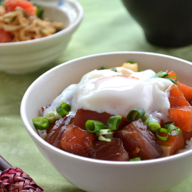 時間がないときのお助け～漬けマグロとサーモンの温玉丼。切り干し大根のトマト黒酢サラダ。