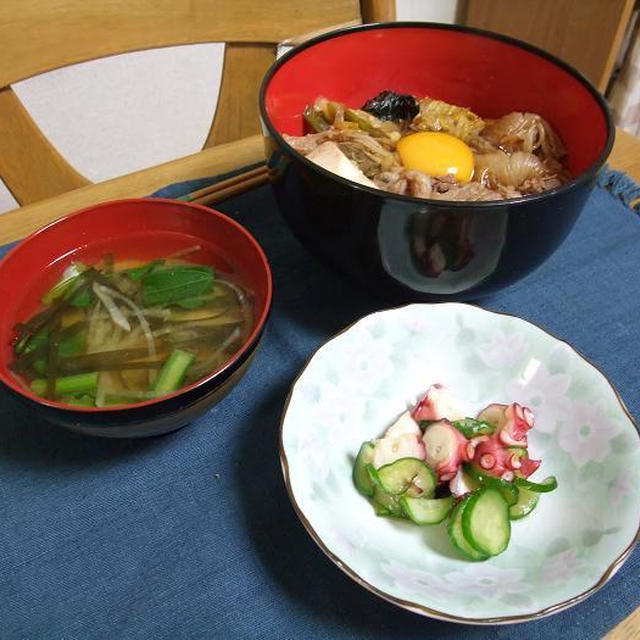 すき焼き丼とタコときゅうりの酢のものと蒸しパンでうちごはん（レシピ付）