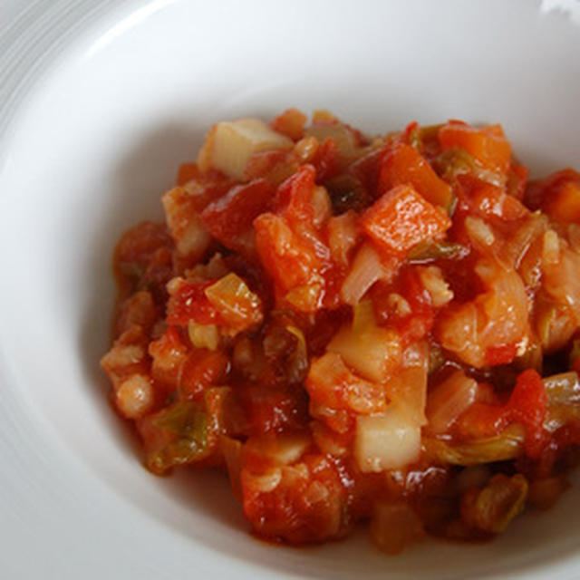 無水料理　たっぷり野菜と押し麦のトマト煮　その蒸気でついでに鶏胸肉も蒸し煮