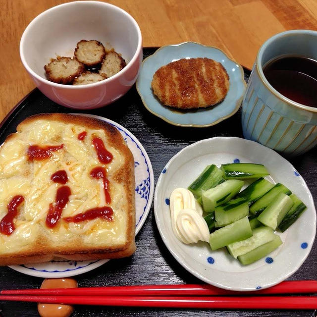 チーズトーストときゅうりとコロッケ