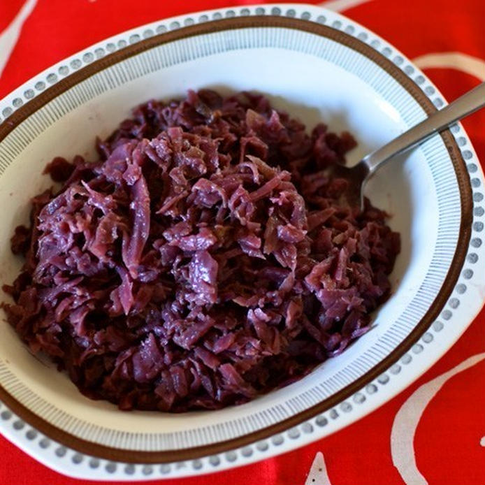 柄の食器に盛られた紫キャベツの蒸し煮