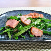 ベーコンとニラの炒め物