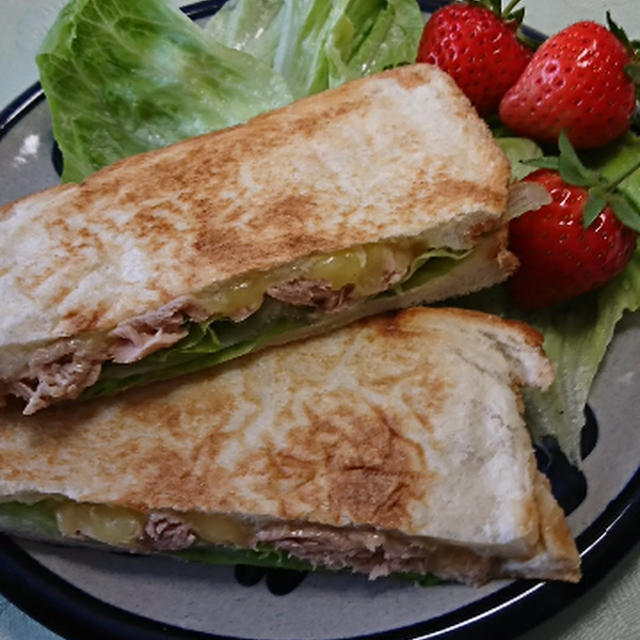 ツナとゴーダチーズのホットサンドとカンパーニュと抹茶パフェ