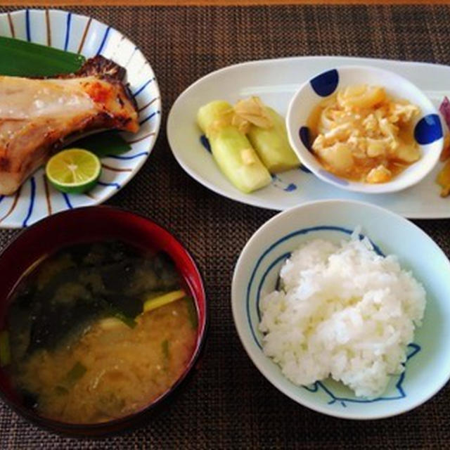 腫れが半端ないよ・・・とほほ・・・鰤釡の塩麹焼き♪・・♪