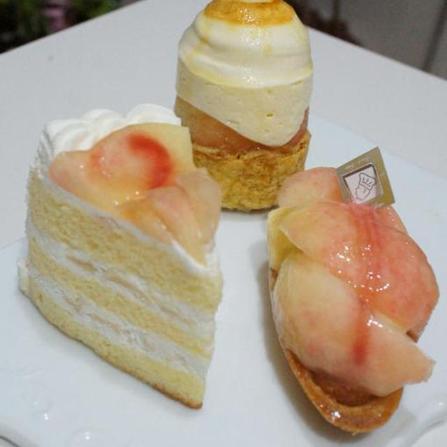ケーキも、桃〜♪　たまプラーザ「ベルグの４月」