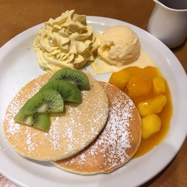 マンゴー&キウイのパンケーキ♡をデザートに♪(๑ᴖ◡ᴖ๑)♪タイニーサイズで注文。美味...