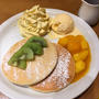 マンゴー&キウイのパンケーキ♡をデザートに♪(๑ᴖ◡ᴖ๑)♪タイニーサイズで注文。美味...