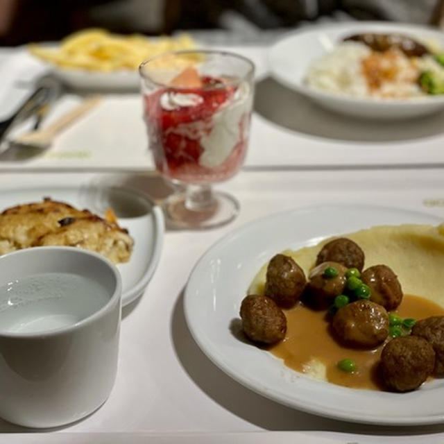 今日の夜ごはんは、IKEAレストラン♪ と買って来たもの