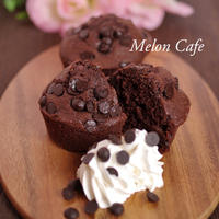 ココアカップケーキ(ダークチェリーとチョコチップの2種同時焼き♪)☆「ホットケーキミックスを使って簡単に！アレンジいろいろ、バレンタインスイーツをつくろう♪」モニターレシピ
