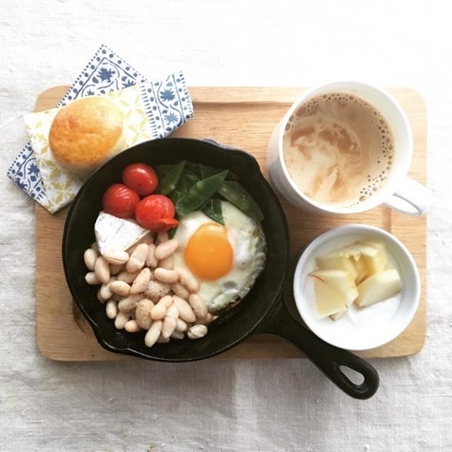 3月19日の朝ごはん。調理時間7分。豆とチーズとミニトマトときぬさや添えスキレット目玉焼き