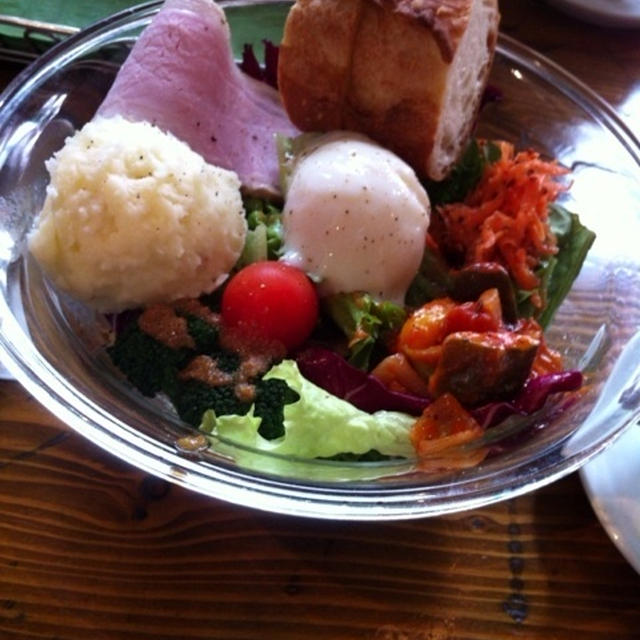 ビストロでサラダランチ