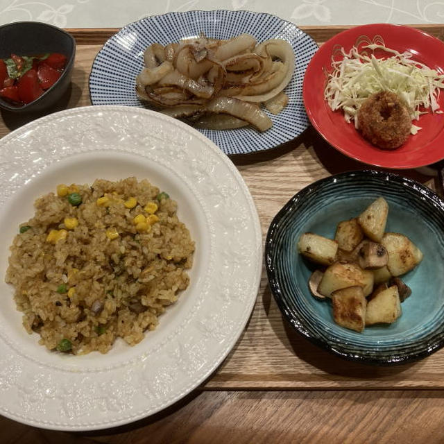 【献立】カレーピラフ、トマトとバジルのサラダ、玉ねぎのグリル、イカリングフライ、じゃがいもとマッシュルームの塩ガーリック炒め