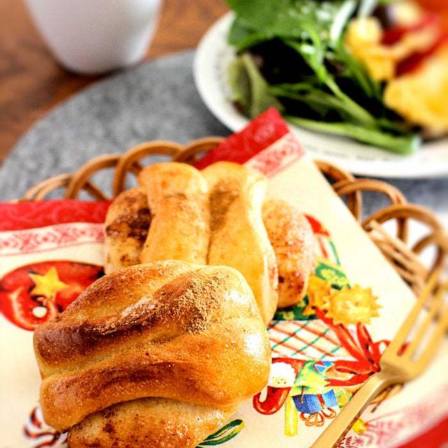 タマゴが悪玉コレステロール値を上げる？シナモンロールとサラダの　朝ごはん
