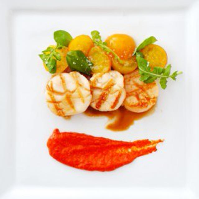 ホタテのグリエ、赤ピーマンのソースNOIX DE ST.JACQUES GRILLE SAUCE POIVRON ROUGE