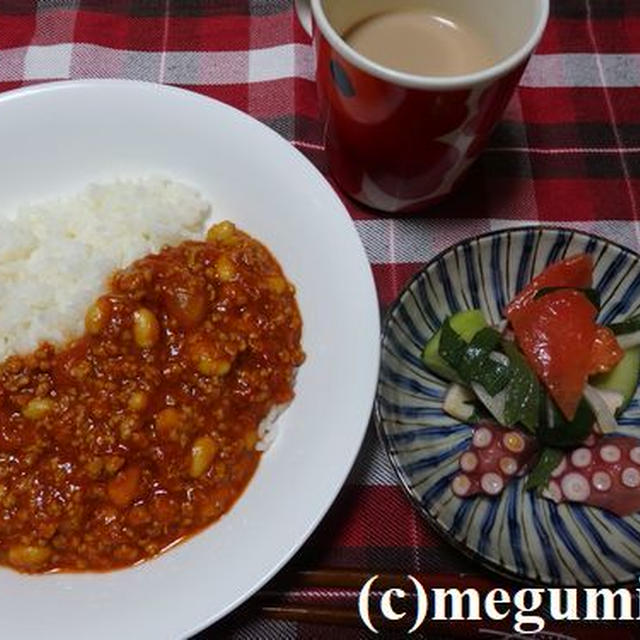 フライパンでとトマトと大豆のキーマカレーの夕食