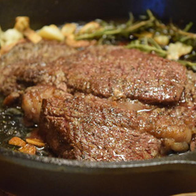 家族の「肉」リクエスト時には、牛肩ロースでステーキ作ろう。にんにくとローズマリーと一緒にソテーで風味アップ